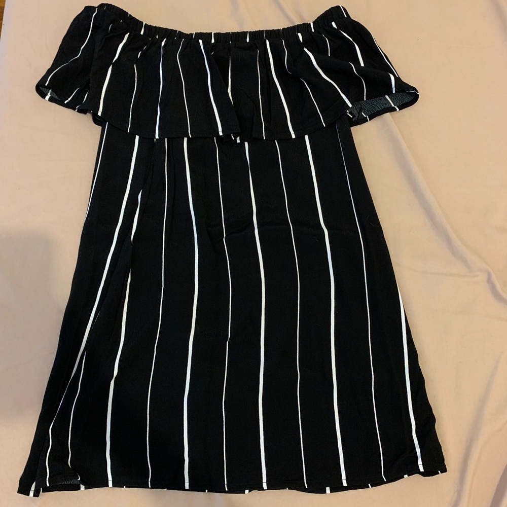 NWOT Off shoulder stripe dress Size XS - Picture 2 of 4